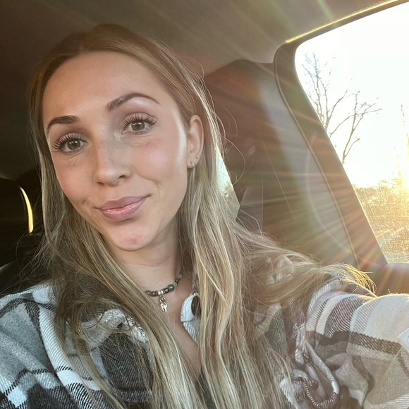 Profile Picture of Saige Geertsen (@saigeaudre) on Poshmark