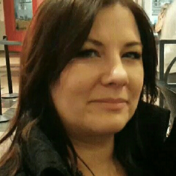 Profile Picture of Dawn Markum (@dawnadrienne77) on Poshmark