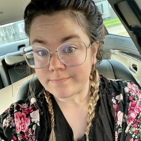 Profile Picture of Sara Engel (@sarae54777) on Poshmark