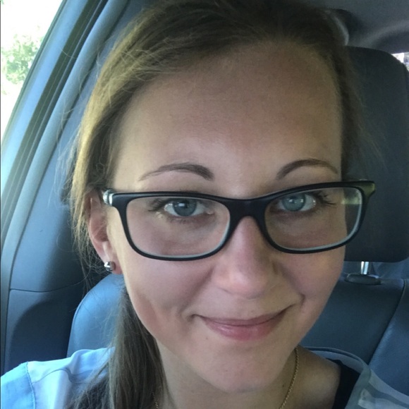 Profile Picture of Victoria Ibbitson (@vibbitson) on Poshmark