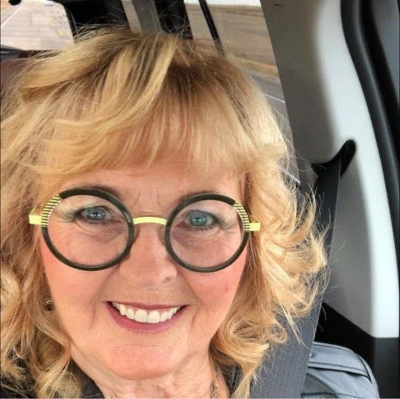 Profile Picture of Carolyn Glessing (@cmglessing) on Poshmark
