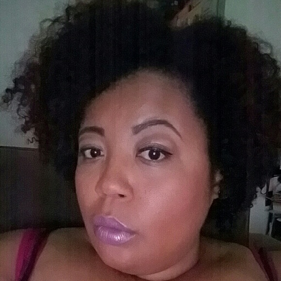 Profile Picture of Essie Thompson (@ladiie22) on Poshmark