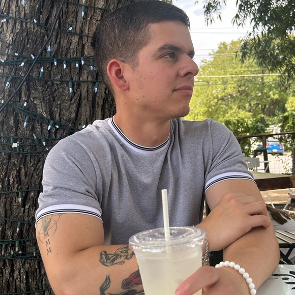Profile Picture of Joseph Pineiro (@joseph_pineiro) on Poshmark