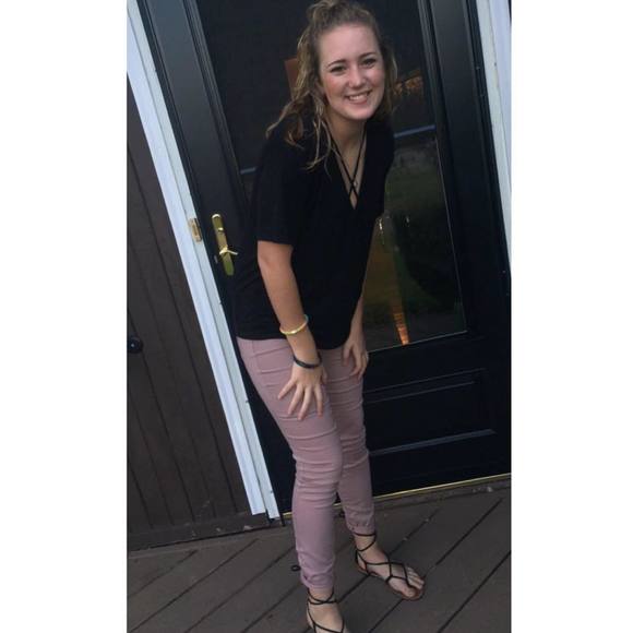 Profile Picture of Stefani Schmidt (@stefani10) on Poshmark