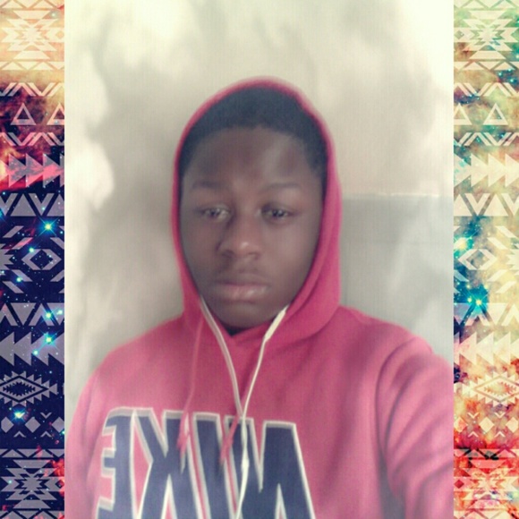 Profile Picture of Larome Paris (@yfnlarome) on Poshmark