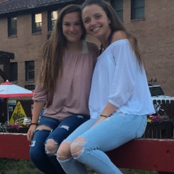 Profile Picture of Campbell Brown (@campbellb0) on Poshmark