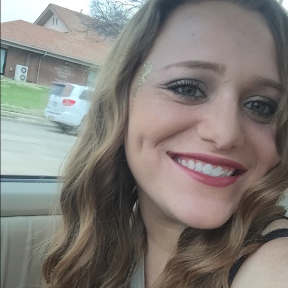 Profile Picture of Paige Simon (@paigesimon) on Poshmark