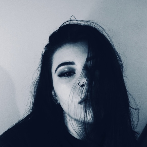 Profile Picture of Alisha Cayer (@alishacayer) on Poshmark