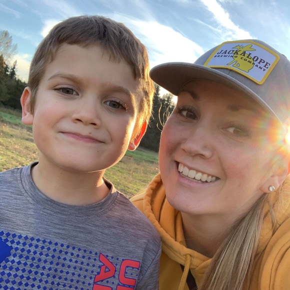 Profile Picture of Sydney Stuth (@sydneystuth) on Poshmark