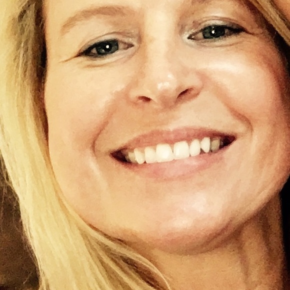 Profile Picture of Lisa Roeseler (@lisaaroeseler) on Poshmark