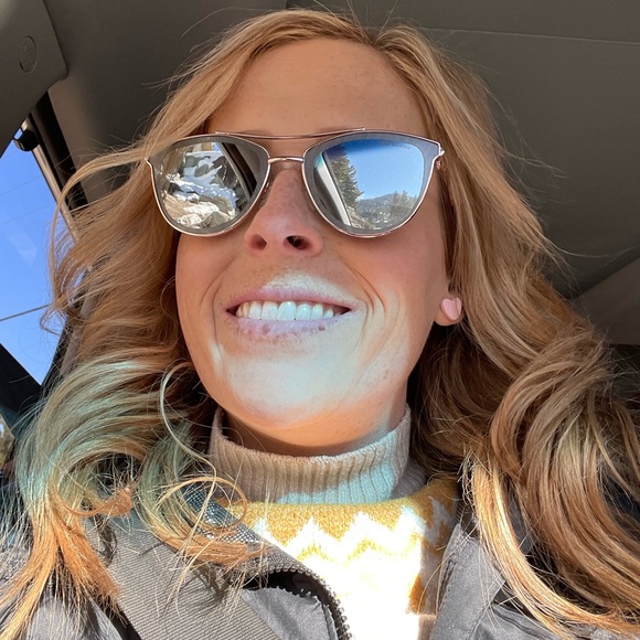 Profile Picture of Cristiana Saenz (@tiaweea) on Poshmark