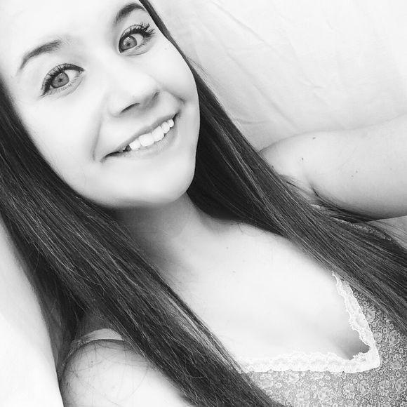 Profile Picture of Haley Hahn (@haleyhahnn) on Poshmark
