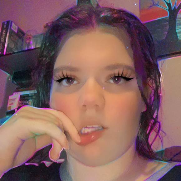 Profile Picture of Kaleigh Gordinas (@kaleighann2002) on Poshmark