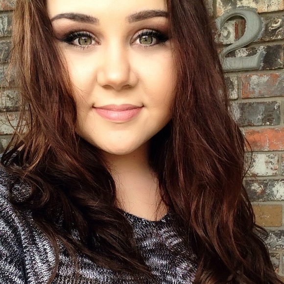 Profile Picture of Adonna Thurstenson (@adonna_) on Poshmark