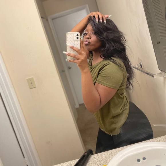 Profile Picture of Adrianna Grier (@adriannag63) on Poshmark