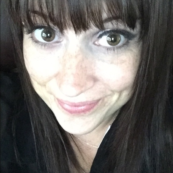 Profile Picture of Erika Barlow (@erika_barlow28) on Poshmark