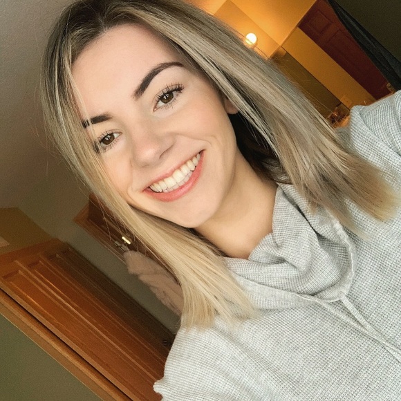 Profile Picture of Carissa Levake (@carlev123) on Poshmark