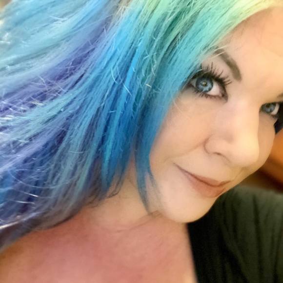 Profile Picture of Christina Mcmurray (@christinamcmurr) on Poshmark