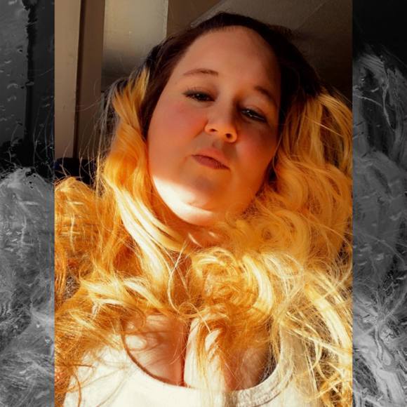 Profile Picture of Crystal Peterson (@crystalankenny) on Poshmark