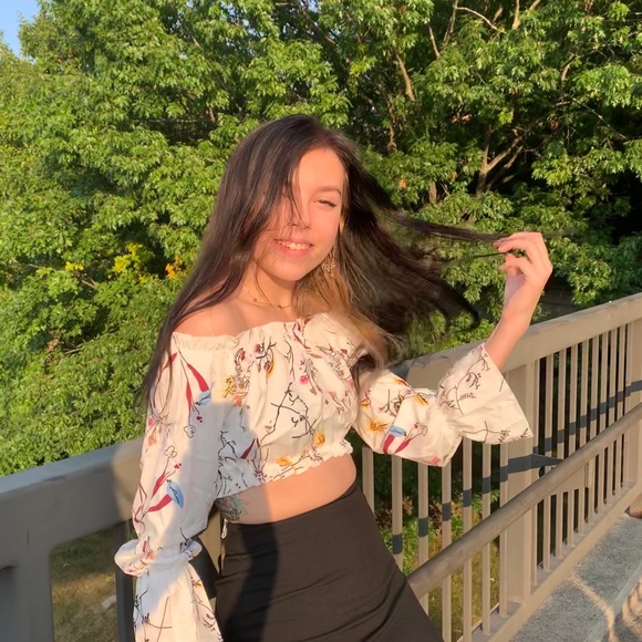 Profile Picture of Nikki Egloff (@nikkiegloff) on Poshmark