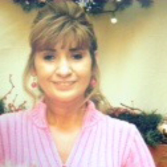 Profile Picture of Victoria Reynolds (@vkey66) on Poshmark