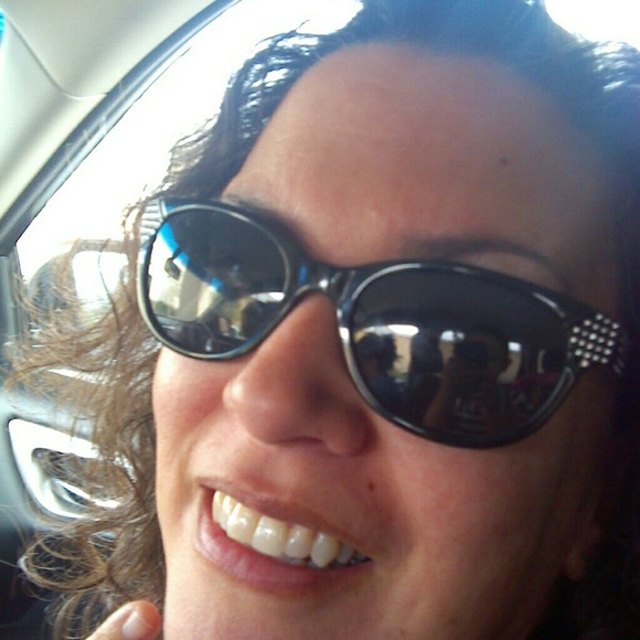Profile Picture of Angela Gutierrez (@ang3kids) on Poshmark