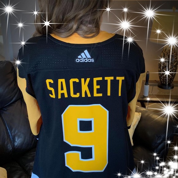 Profile Picture of Michelle Baragar (@mmbaragar) on Poshmark