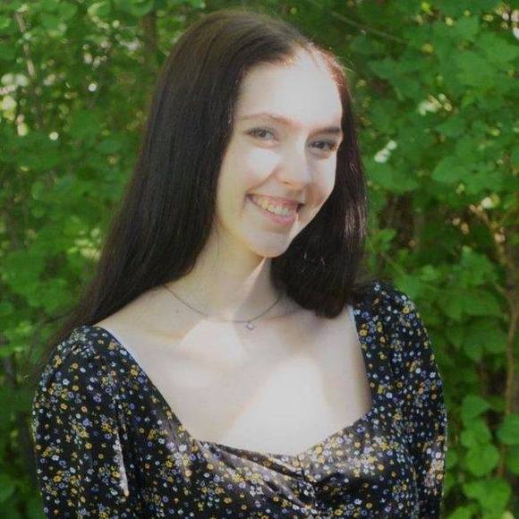 Profile Picture of Maya Nabakowski (@mayanabakowski) on Poshmark