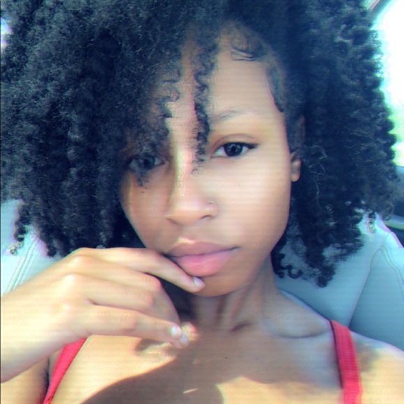 Profile Picture of Yanna Trotman (@okiiyan) on Poshmark