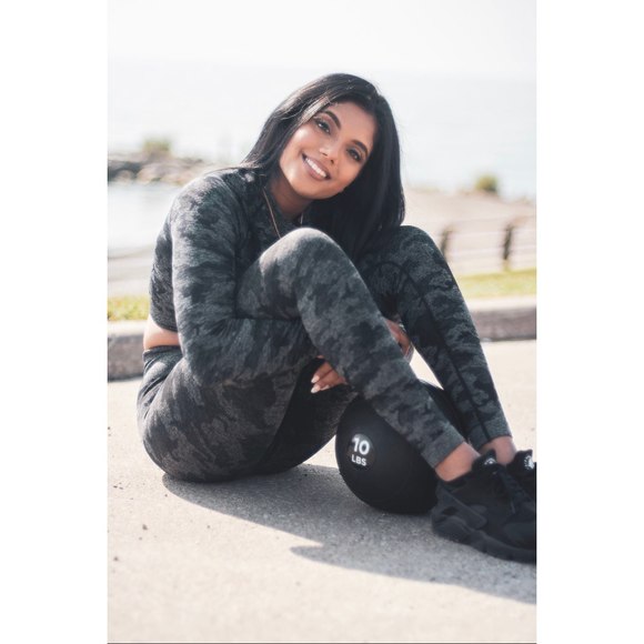 Profile Picture of Tusa Sinnathamby (@tusasinnathamby) on Poshmark