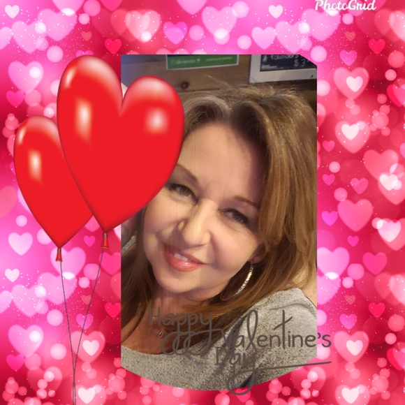 Profile Picture of Danielle Leone capone (@goldgirl42) on Poshmark