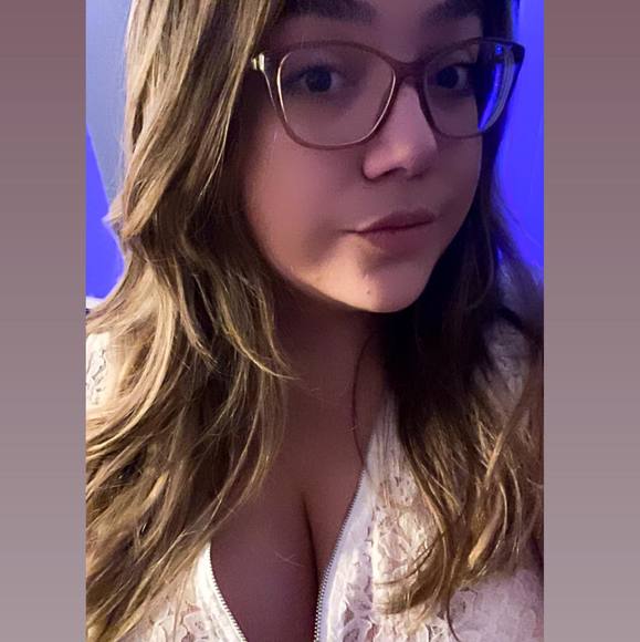 Vanessa Girardot - Poshmark Profile Picture of Vanessa Girardot (@vaness_83) on Poshmark