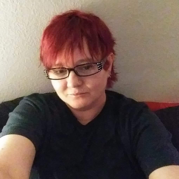 Profile Picture of Veda Thompson (@vedahood) on Poshmark