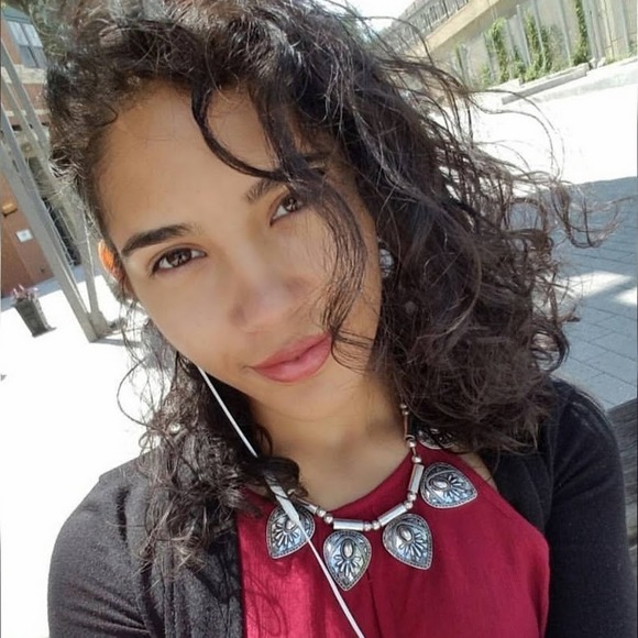 Profile Picture of Giselle Colon (@dead_rozes) on Poshmark