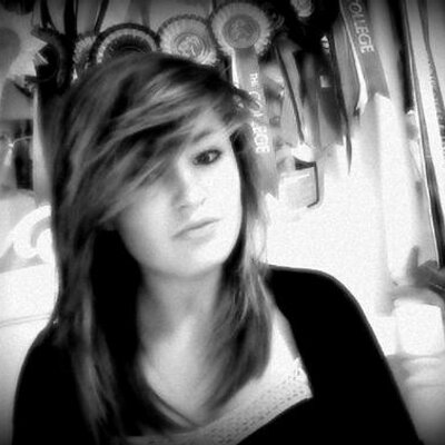 Profile Picture of Isabel Simons (@izzysimons) on Twitter