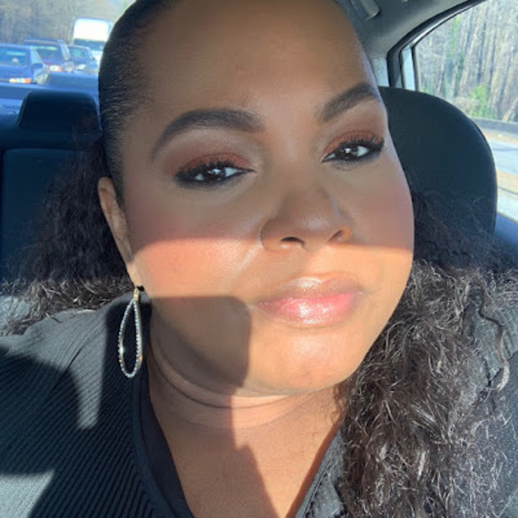 Profile Picture of Pamela Rogers (@pdrcolors85) on Poshmark