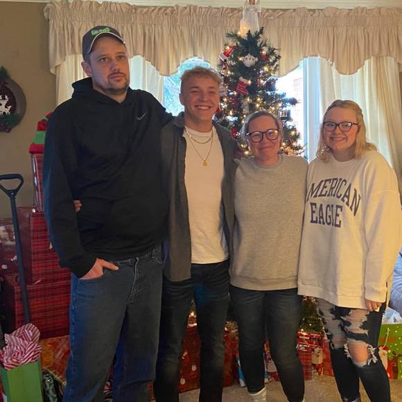 Profile Picture of Andrea Moore (@andreamoore385) on Poshmark