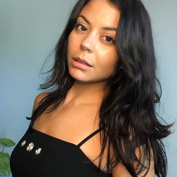 Profile Picture of René Escobar (@ruhnayee) on Poshmark