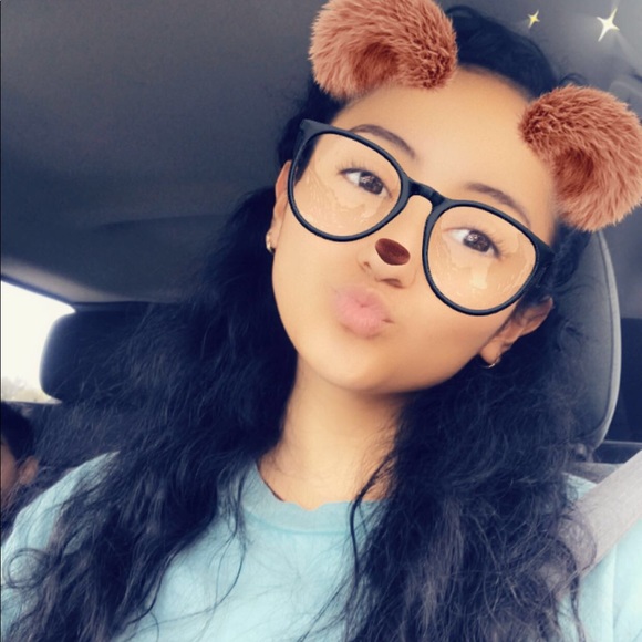 Profile Picture of Yesenia Serrano (@yesiserrano) on Poshmark