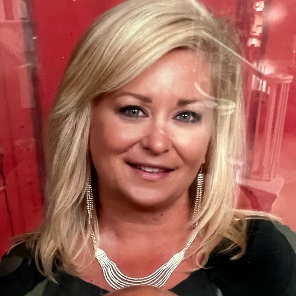 Profile Picture of Andrea Alfieri (@andreaalfieri) on Poshmark