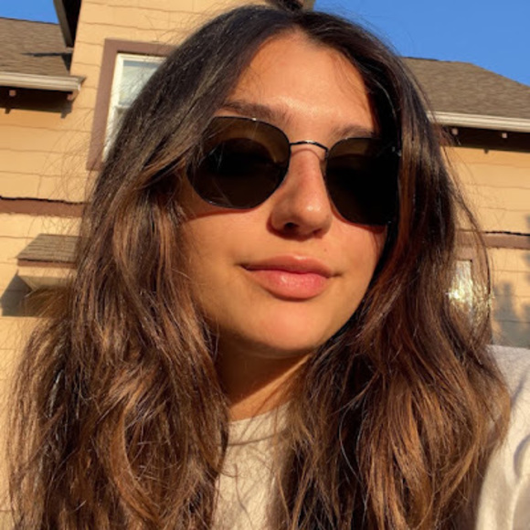 Profile Picture of Christina Brillante (@christinabrilla) on Poshmark