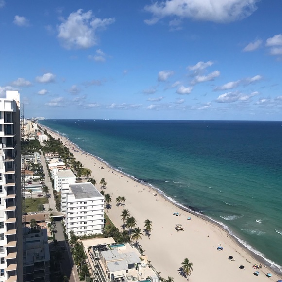 Profile Picture of Sydney Kesselman (@sydlovescaw) on Poshmark