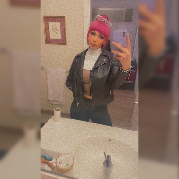 Profile Picture of Alexis Miliner (@amiliner8) on Poshmark