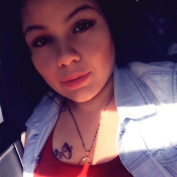Profile Picture of Rosa Gonzalez (@rosii96) on Poshmark