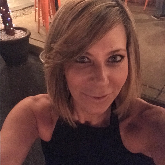 Profile Picture of Adrienne Arduino (@aceoftrades) on Poshmark