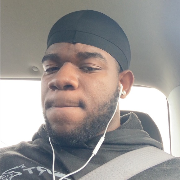 Profile Picture of Jawan Moulden (@jawan_moulden) on Poshmark