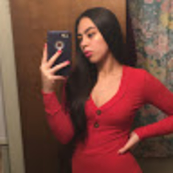 Profile Picture of Vanessa Muñiz (@vmuniz166) on Poshmark