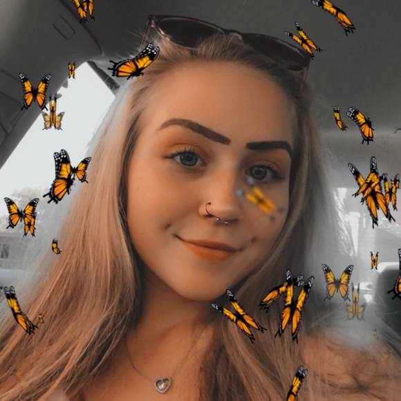 Profile Picture of Chloe Steege (@chloesteege) on Poshmark