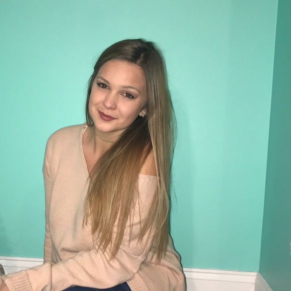 Profile Picture of Kristen Cordeiro (@kristencordeiro) on Poshmark