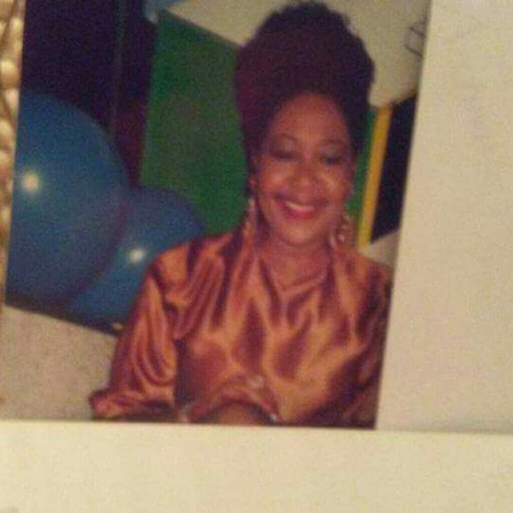 Profile Picture of Tracy Clay (@tlmostella) on Poshmark